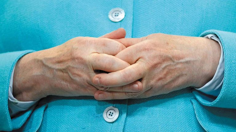 Las uñas comidas de Angela Merkel y sus dedos apretados en la clásica pose de la canciller alemana de concentración y autocontrol que la acompañó en todas sus apariciones públicas durante 16 años.