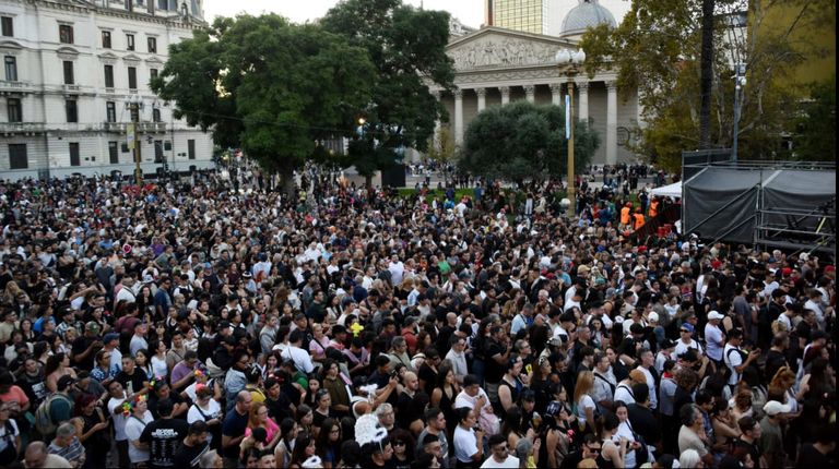 Una multitud recordó a Francisco con música y alegría junto al padre Guillerme en Plaza de Mayo.