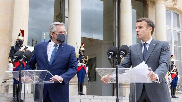 Alberto Fernández junto a Emmanuel Macron.