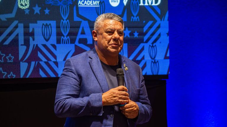 El presidente de la AFA, Claudio 'Chiqui' Tapia, en un encuentro con dirigntes mujeres del fútbol argentino
