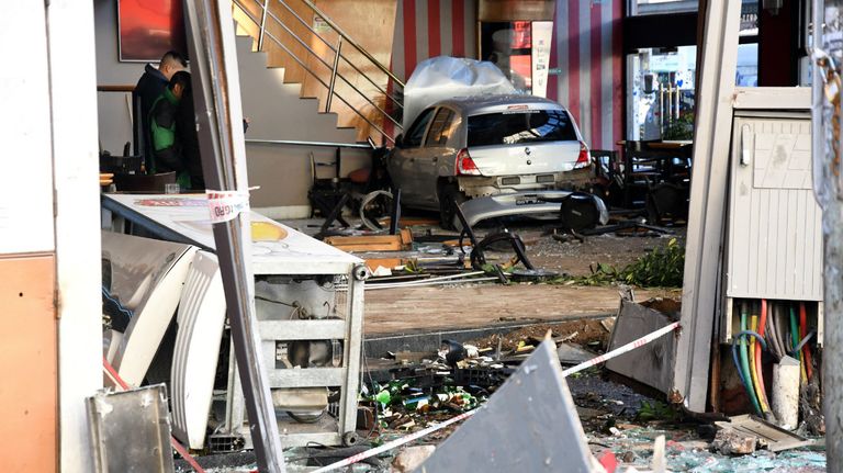 Un auto destruyó el frente de un bar y de una cámara de luz en el barrio porteño de Flores.