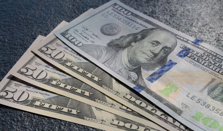 El dólar blue cerró estable este viernes 5 de mayo y se fortalecen las reservas del Banco Central
