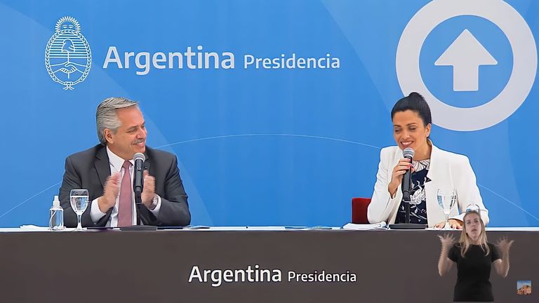 El presidente Alberto Fernández y la titular del PAMI, Luana Volnovich.