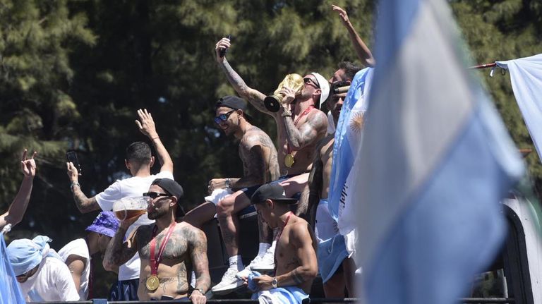 Los campeones del Mundo rumbo al obelisco