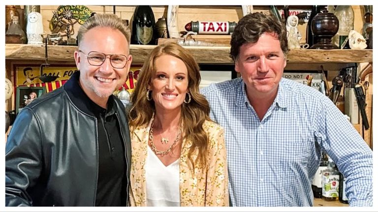 Tucker Carlson y Jeremiah Johnston