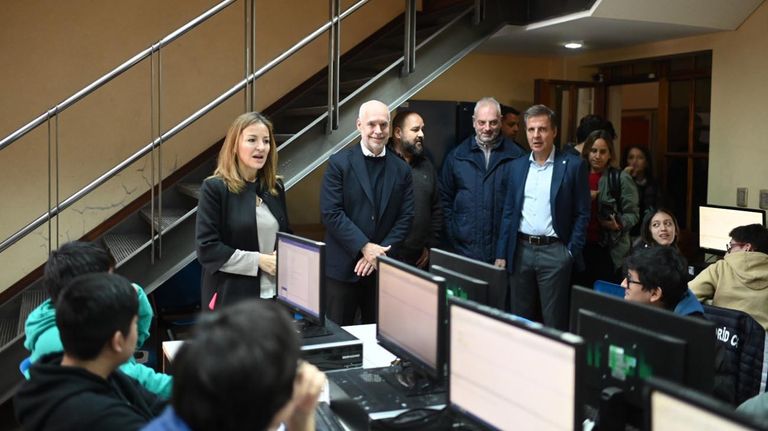 La ministra Acuña junto a Larreta y Redrado en una recorrida por el colegio Otto Krausse