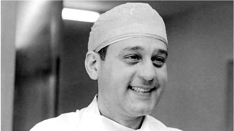 El Doctor René Favaloro en quirofano