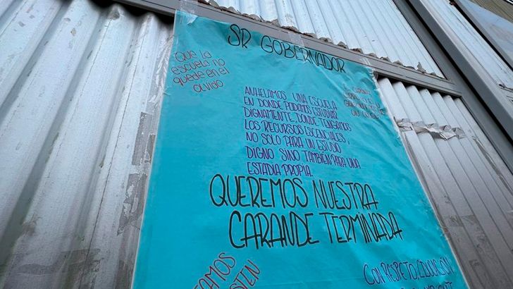 Clases en un galpón.