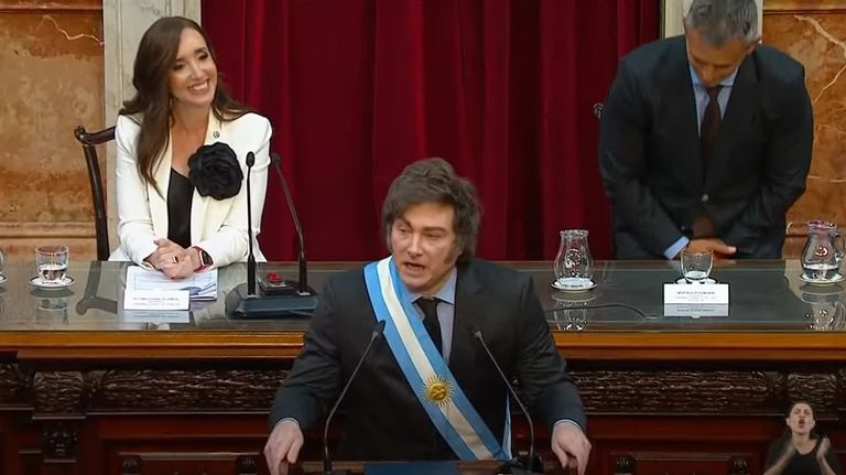 La sonrisa incómoda de Villarruel, luego que diera por terminada la Asamblea y Milei la interrumpiera: