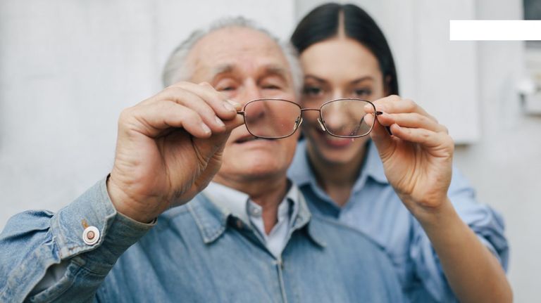 Jubilado con lentes