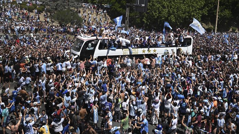 Los campeones del Mundo rumbo al obelisco