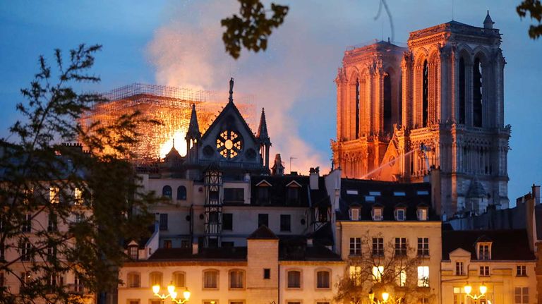 Incendio-Notre-Dame-Noche-15042019-01