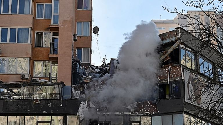 Las huellas de los misiles rusos que impactaron en edificios civiles en Kiez se veían este sábado 26 de febrero.