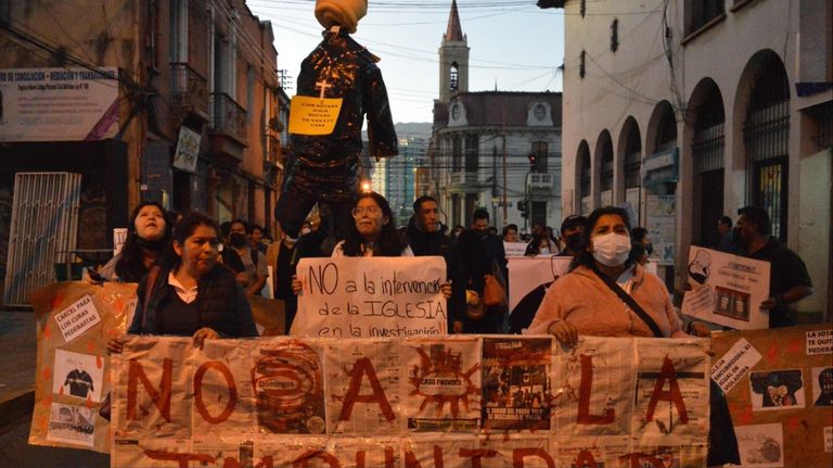 Protestas contra los curas pederastas ante la Conferencia Episcopal de Bolivia