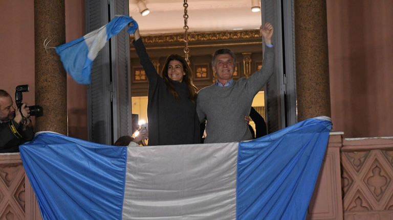 Emoción y arenga por parte de Mauricio Macri, desde el balcón de la Casa Rosada.