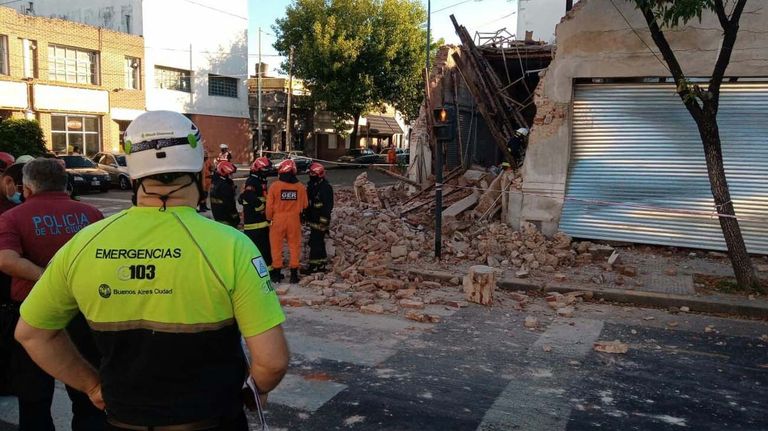 Derrumbe en AV. La Plata y Saraza-20210414