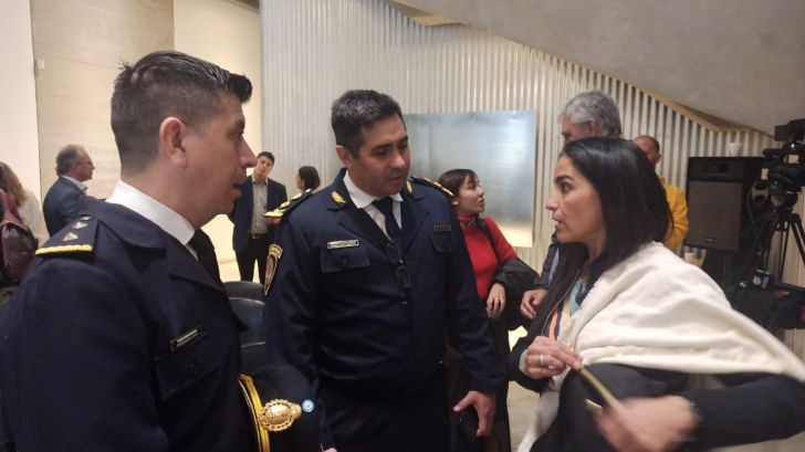 Soledad con policías