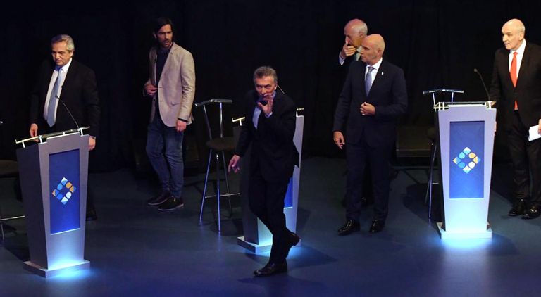 despedida de los candidatos en el escenario del debate 20191020