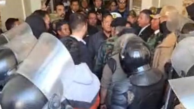 La imagen del cara a cara de Luis Arce y el general Zuñiga en pleno intento de golpe de Estado