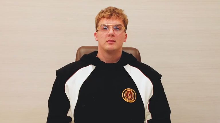 Hayden Davis, en el video que subió para 