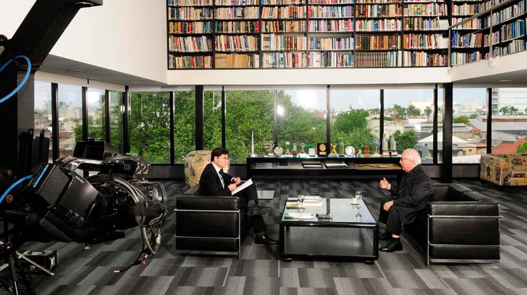 Manuel Castells, en la entrevista con Jorge Fontevecchia.