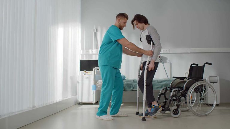 La esclerosis múltiple provoca lesiones en los nervios y que los impulsos nerviosos se debiliten o detengan.
