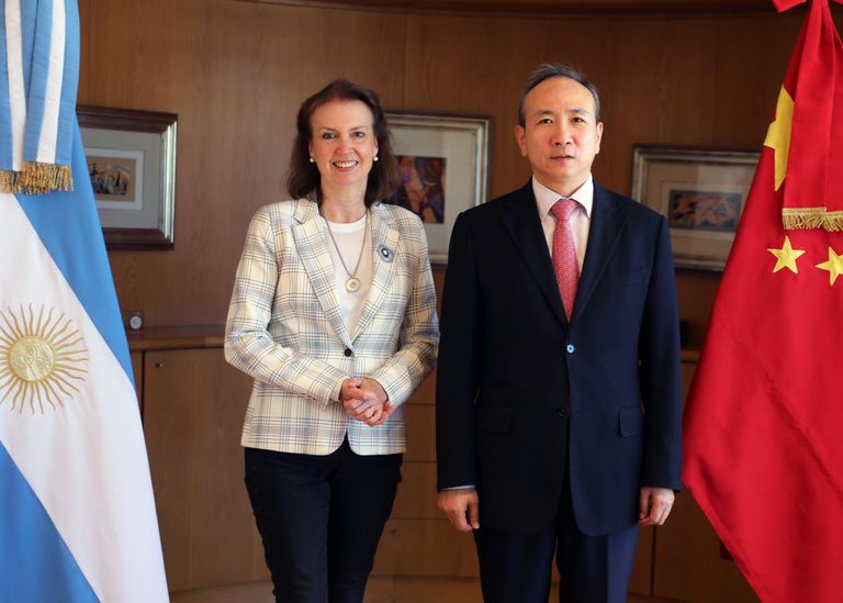 Diana Mondino en China