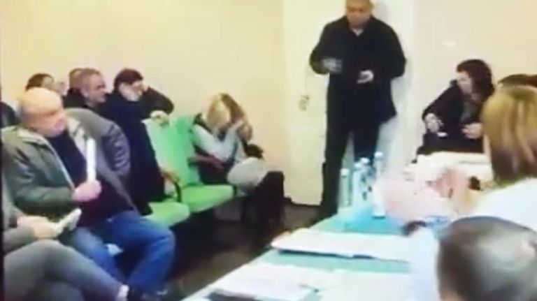 Un concejal del partido de Zelenski hace estallar varias granadas en un pleno y causa más de una veintena de heridos