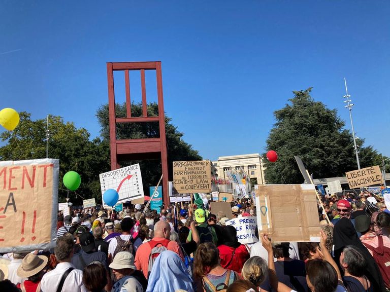 Las postales que dejó la marcha contra las máscaras anti-covid19 este sábado 12 de septiembre en Ginebra, Suiza.