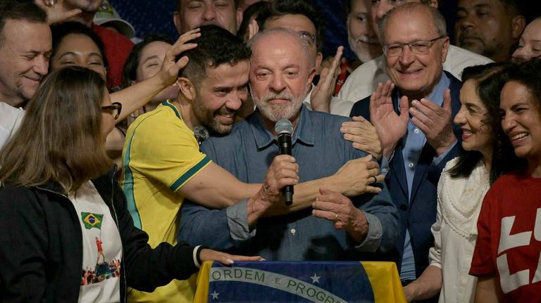 André Janones abraza a Lula durante el discurso de la victoria en el balotaje.