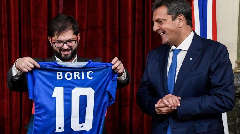 Massa junto a Boric en el congreso 20220404