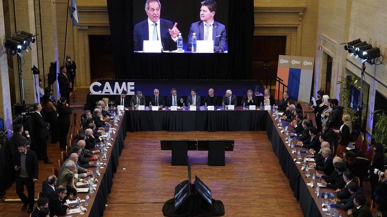 Daniel Scioli con representantes de la Unión Industrial Argentina y Daniel Scioli con representantes de CAME. 20220622