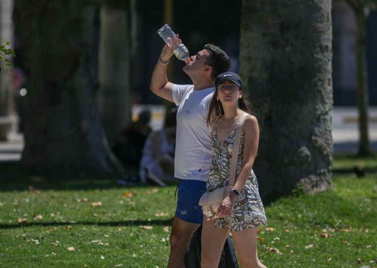 Leyenda: Una jornada de intenso calor en la ciudad de Buenos Aires