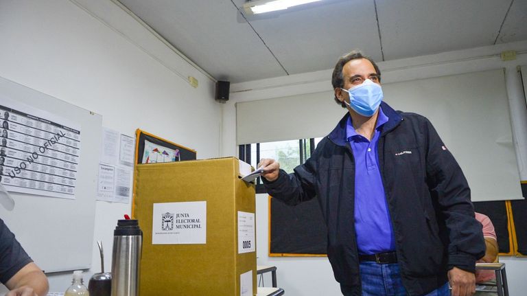 Juan Manuel Llamosas, intendente de Río Cuarto, votó este domingo 29