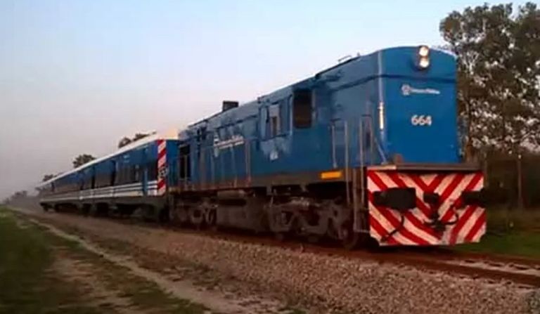 Trenes en la mira: Las propuestas de Massa y Milei