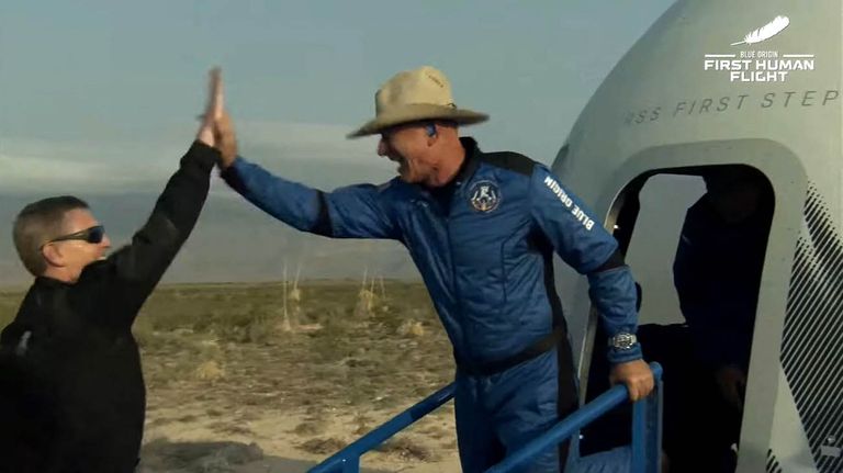 Regreso de Bezos desde el espacio 20210720