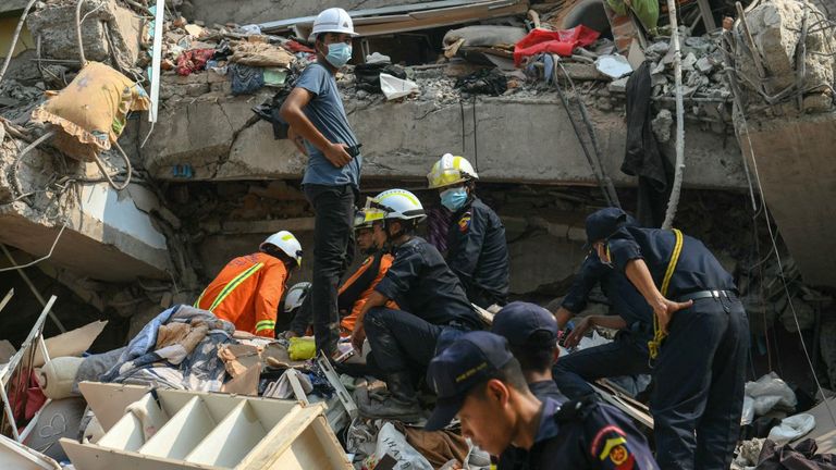 En Mandalay, Myanmar, todo es dolor y desesperación en busca de gente atrapada en los escombros tras el terremoto.