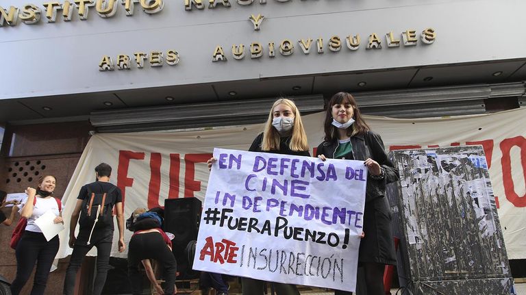 Manifestación frente al (INCAA) 20220411
