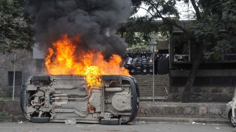 Disturbios frente a la legislatura en Jujuy