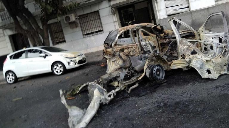 Incendio de taxi en recoleta 20211025