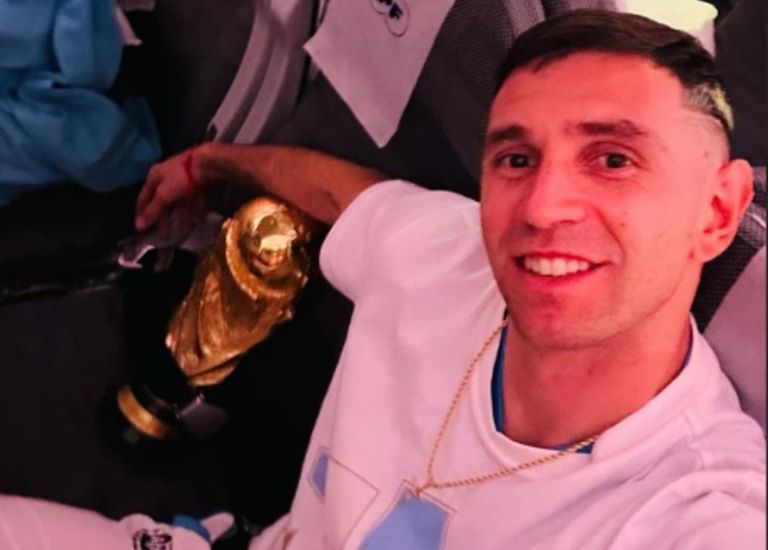El Dibu Martínez con la Copa del Mundo 20221219