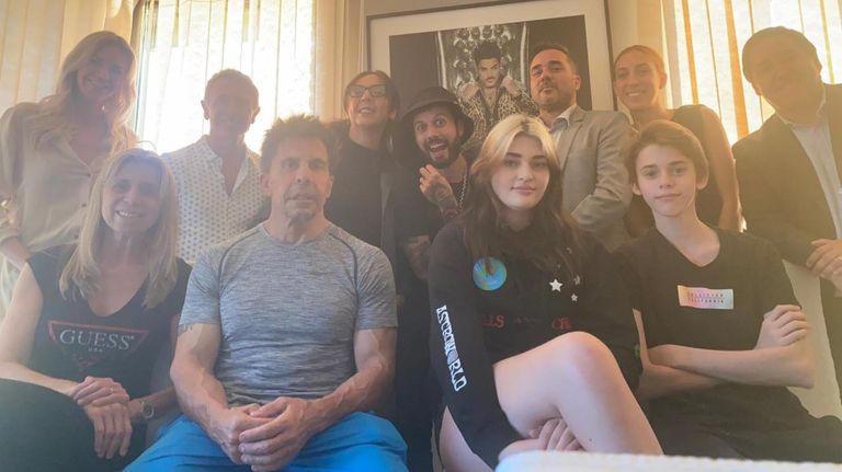 Eddie Fitte junto a la familia de Ricardo Fort