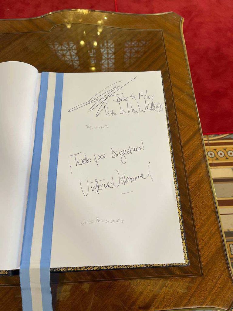 Firma Javier Milei