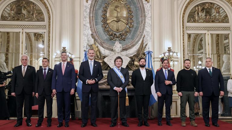 El presidente Javier Milei junto a mandatarios extranjeros en la Casa de Gobierno