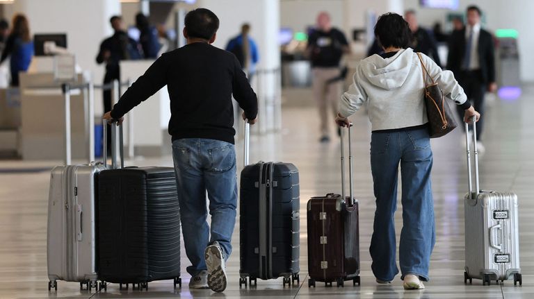 El Secretario de Transporte de EE.UU. amenazó con “dejar en tierra” todos los vuelos comerciales antes de Acción de Gracias 04112025