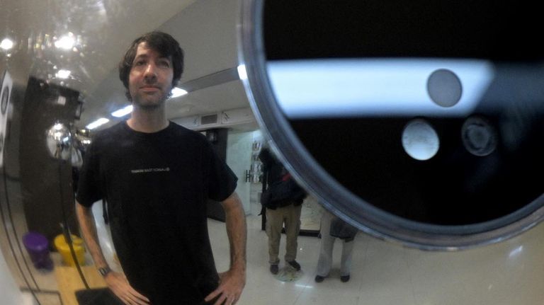 Un dispositivo de escaneo de datos biométricos a cambio de la criptomoneda Worldcoin en Buenos Aires