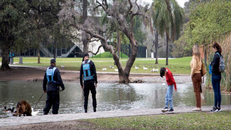 encontraron el cadaver de un hombre en los lagos de Palermo