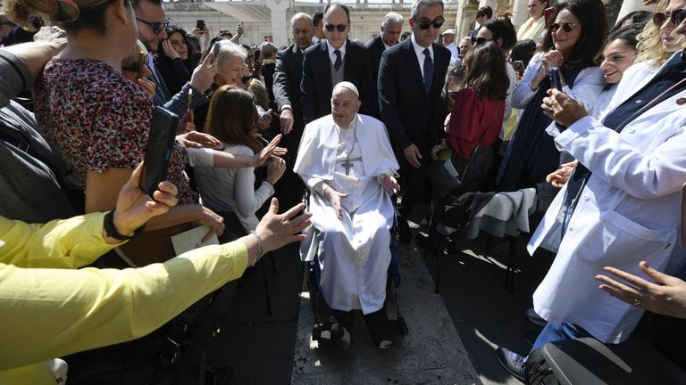 El papa Francisco apareció este domingo en la Plaza de San Pedro