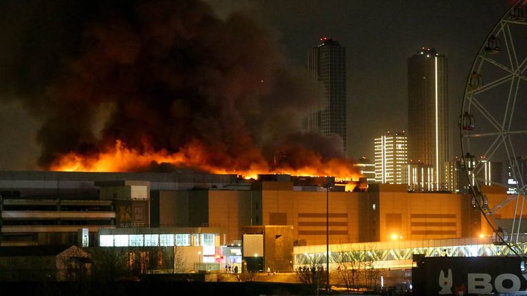 Crocus City Hall en llamas tras el tiroteo en Krasnogorsk, en las afueras de Moscú