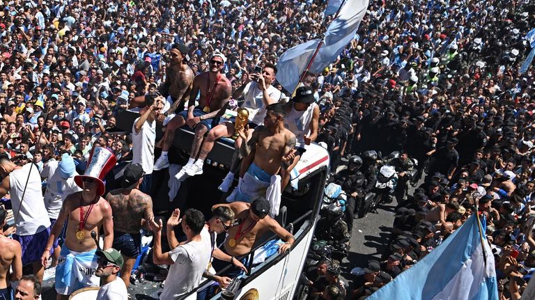 Los campeones del Mundo rumbo al obelisco